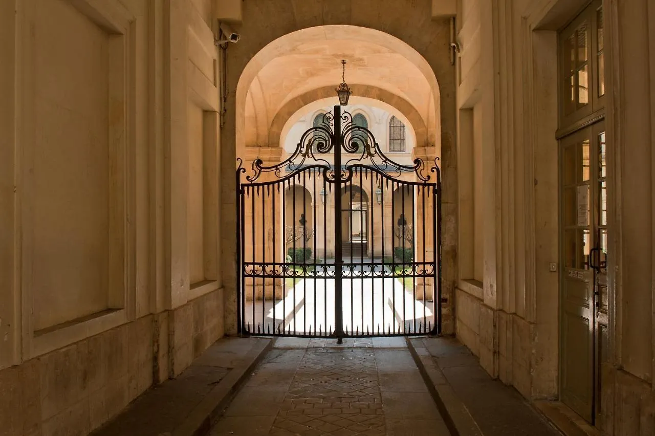 Apartment Place Pantheon Paris